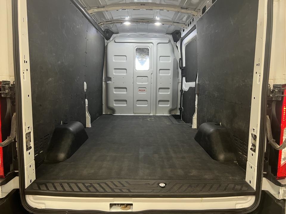 2021 Ford Cargo T-250 PA toit moyen 130 po PNBV de 9 070 lb in Boucherville, Quebec - 8 - w1024h768px