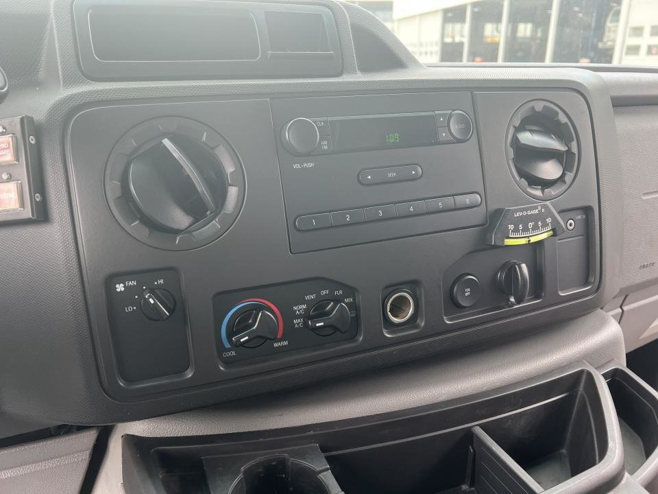 2012 Ford E-350 Super renforcé commercial in Boucherville, Quebec - 15 - w1024h768px
