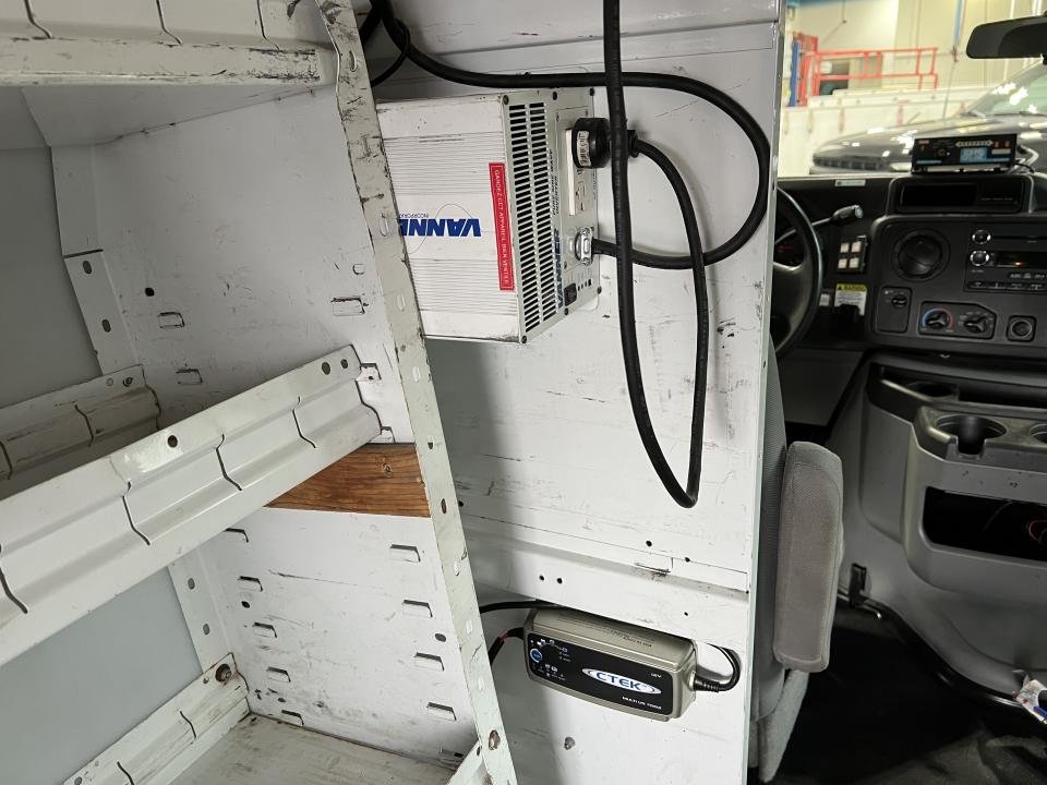 2012 Ford E-350 Super renforcé commercial in Boucherville, Quebec - 16 - w1024h768px