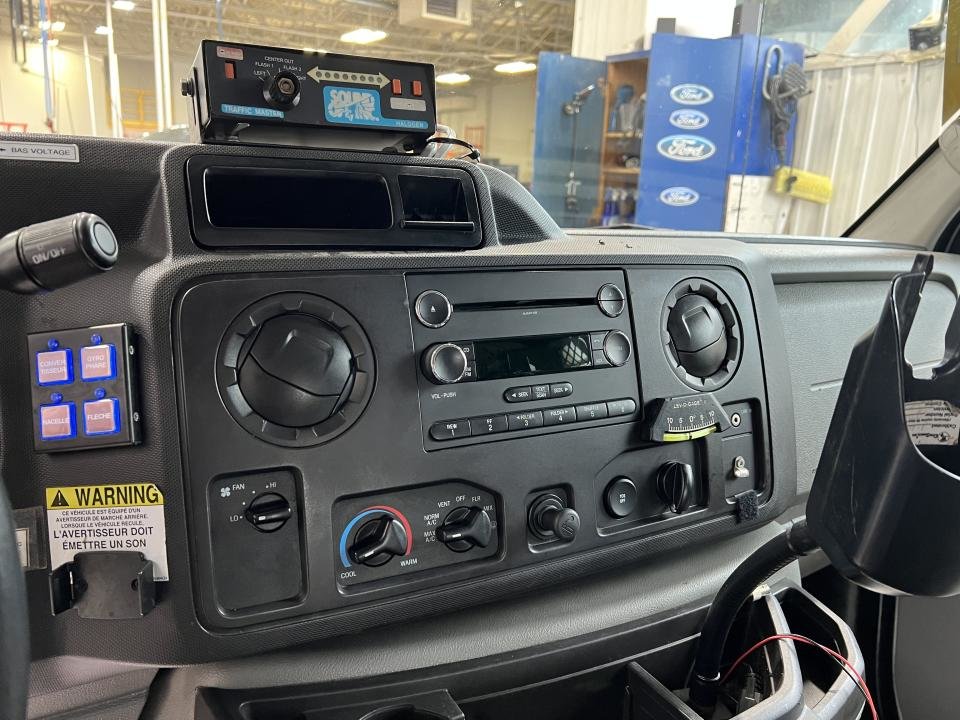 2012 Ford E-350 Super renforcé commercial in Boucherville, Quebec - 20 - w1024h768px