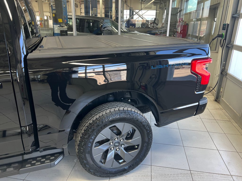 2023 Ford F-150 Lightning Lariat full in Boucherville, Quebec - 18 - w1024h768px