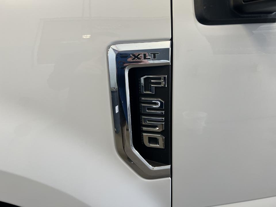 2017 Ford F-250 XLT cabine double 4RM 164 PO in Boucherville, Quebec - 6 - w1024h768px