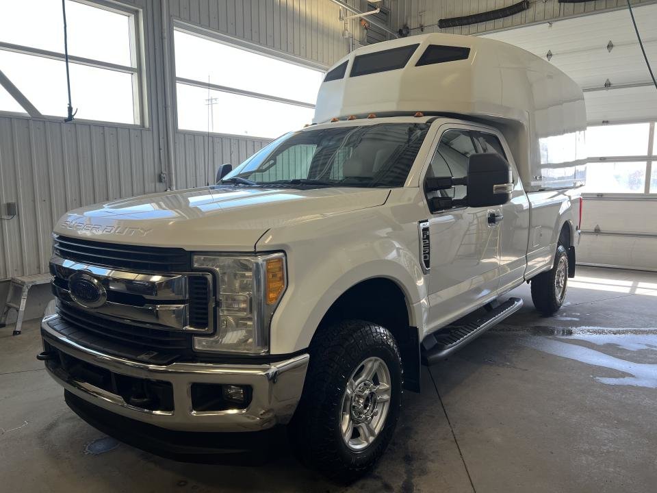 2017 Ford F-250 XLT cabine double 4RM 164 PO in Boucherville, Quebec - 3 - w1024h768px