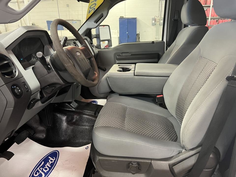 2012 Ford F-350 4 RM, Cabine multiplaces 156 po, XL in Boucherville, Quebec - 12 - w1024h768px