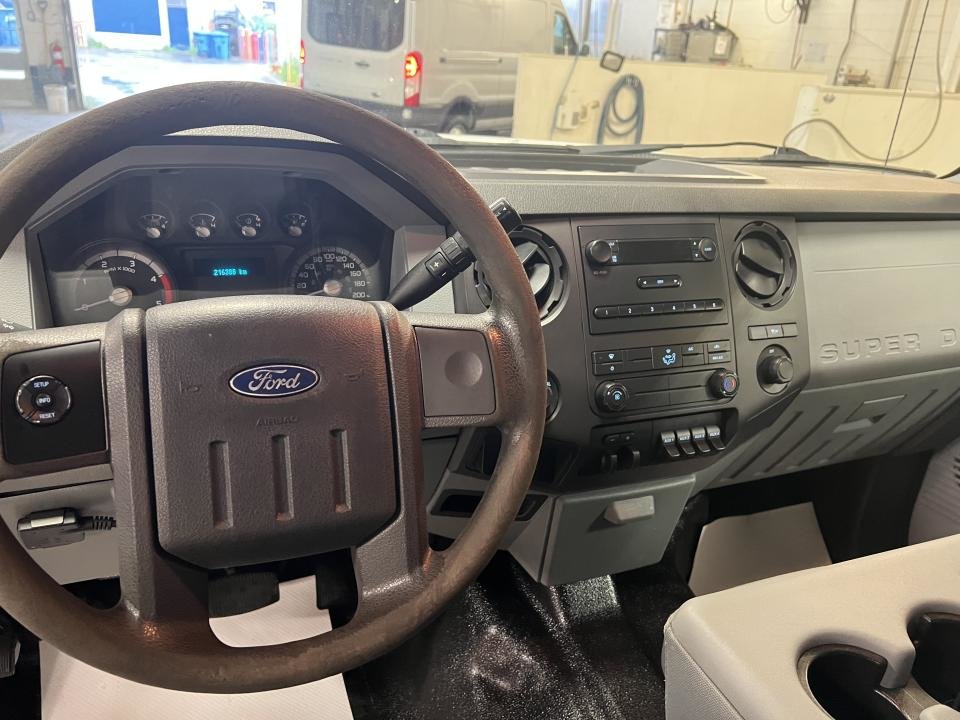 2012 Ford F-350 4 RM, Cabine multiplaces 156 po, XL in Boucherville, Quebec - 14 - w1024h768px