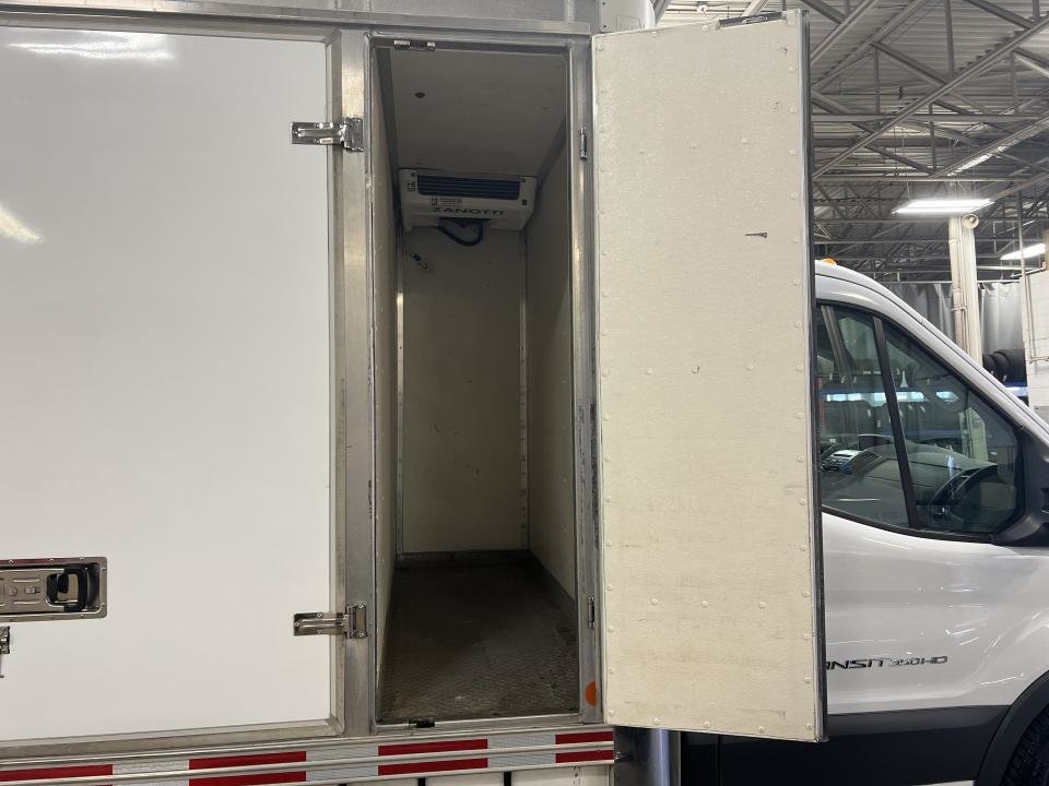 2016 Ford TRANSIT T-350 156 po PNBV de 9 950 lb RARJ in Boucherville, Quebec - 8 - w1024h768px