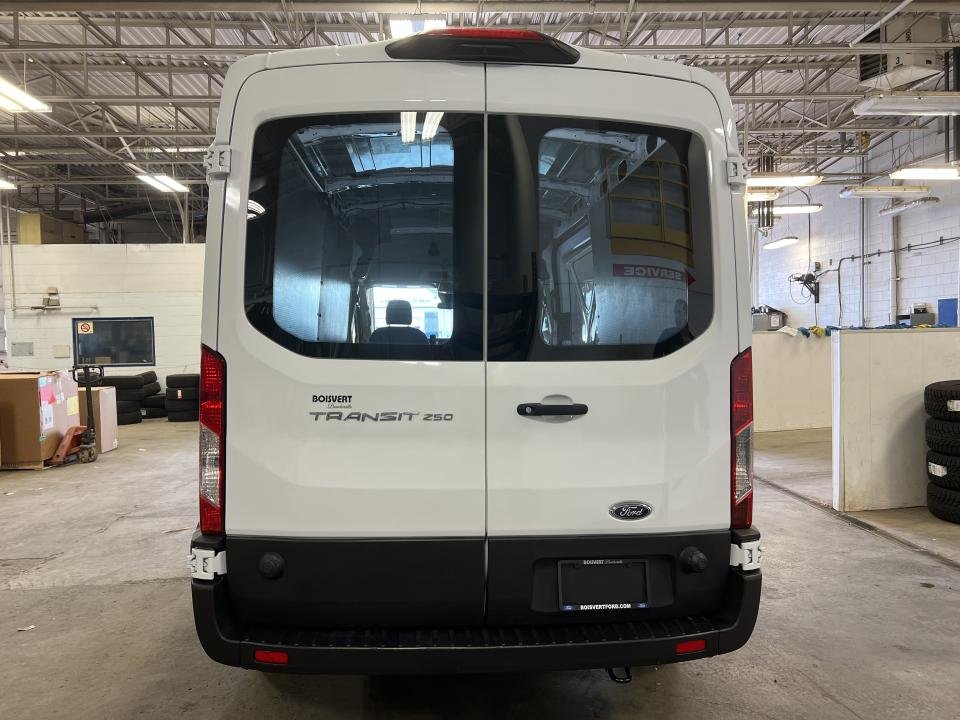 2020 Ford TRANSIT T-250 PA toit moyen 148 po PNBV de 9 070 lb in Boucherville, Quebec - 7 - w1024h768px