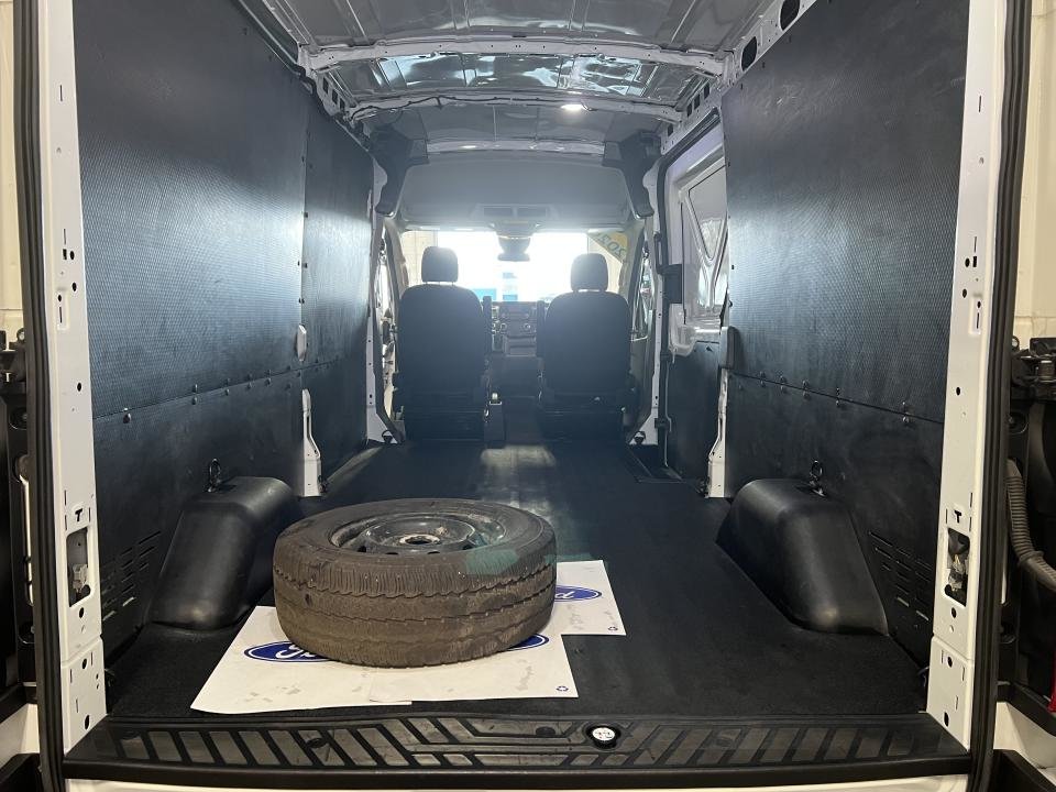 2020 Ford TRANSIT T-250 PA toit moyen 148 po PNBV de 9 070 lb in Boucherville, Quebec - 8 - w1024h768px
