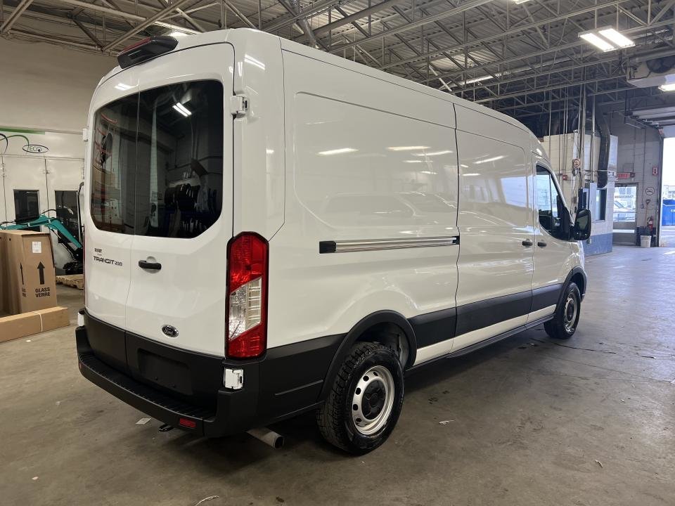 2021 Ford TRANSIT T-250 PA toit moyen 148 po PNBV de 9 070 lb in Boucherville, Quebec - 6 - w1024h768px