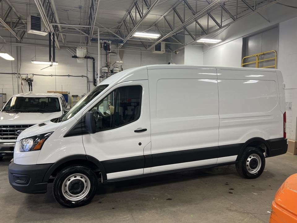 2021 Ford TRANSIT T-250 PA toit moyen 148 po PNBV de 9 070 lb in Boucherville, Quebec - 2 - w1024h768px