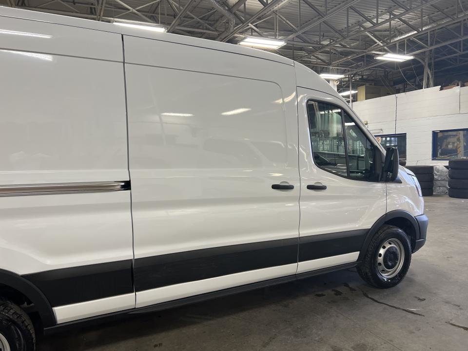 2021 Ford TRANSIT T-250 PA toit moyen 148 po PNBV de 9 070 lb in Boucherville, Quebec - 7 - w1024h768px