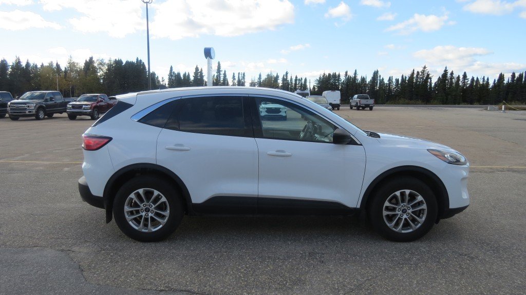Ford Escape AWD SE 2022 à Les Escoumins, Québec - 4 - w1024h768px