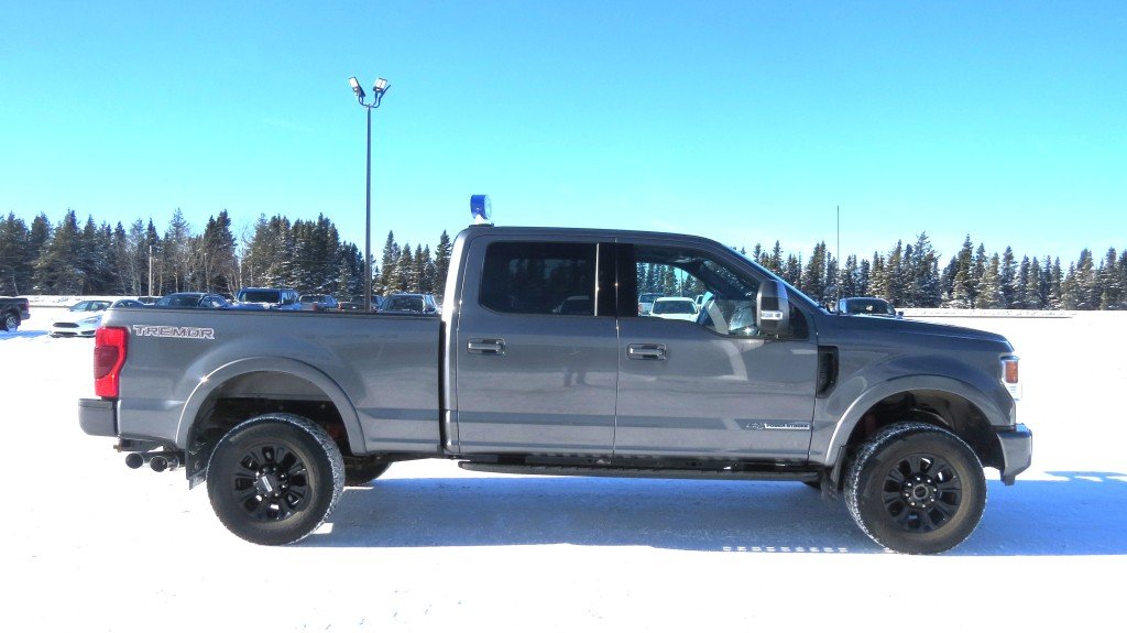 Ford F-350 Super Duty 4WD Crew Cab TREMOR LARIAT 2022 à Les Escoumins, Québec - 4 - w1024h768px
