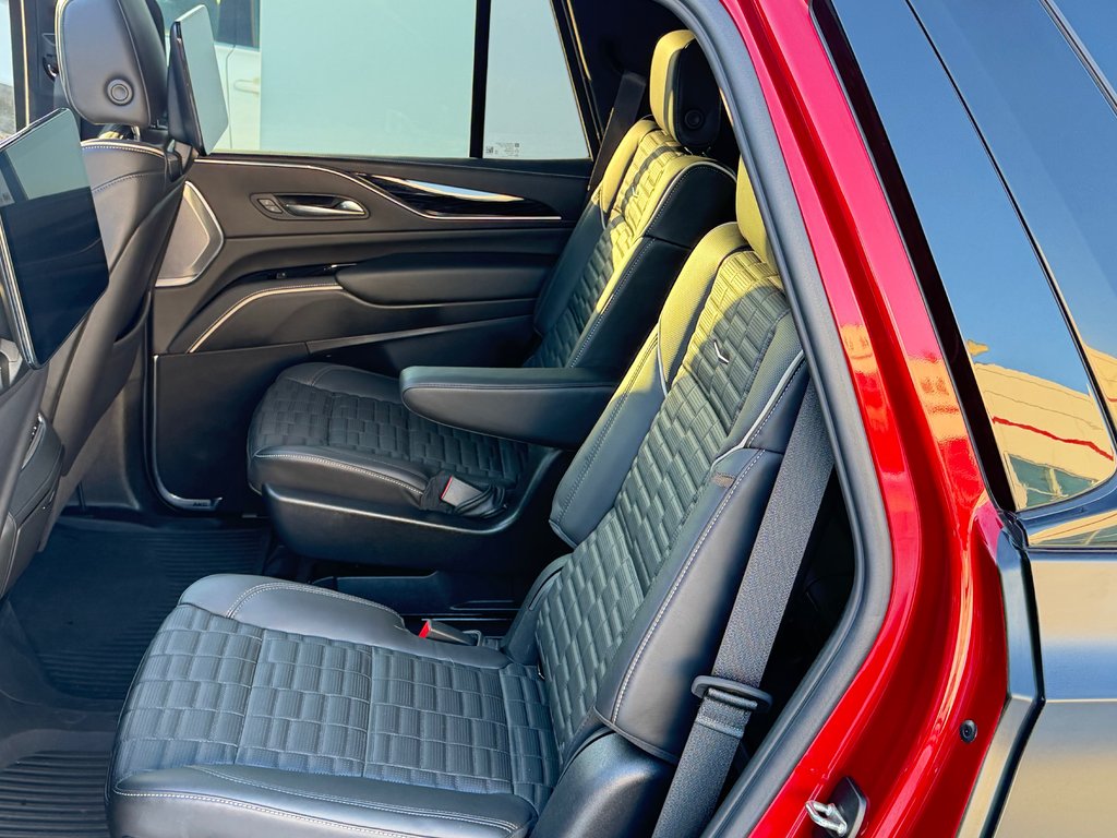 Cadillac Escalade V-SERIES / AWD / 682 HP / WRAP NOIR MAT / BAS KILOMETRAGE 2023 à Thetford Mines, Québec - 64 - w1024h768px