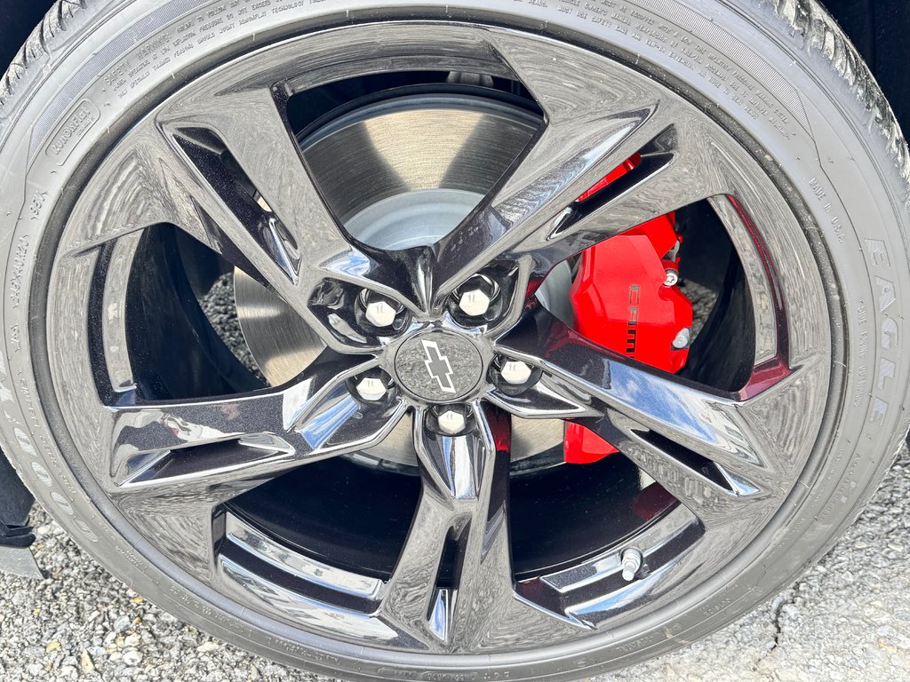 2023 Chevrolet Camaro CONVERTIBLE / BAS KILOMÉTRAGE / MOTEUR 6.2L / JUPE AVANT / IMPECCABLE in Thetford Mines, Quebec - 16 - w1024h768px