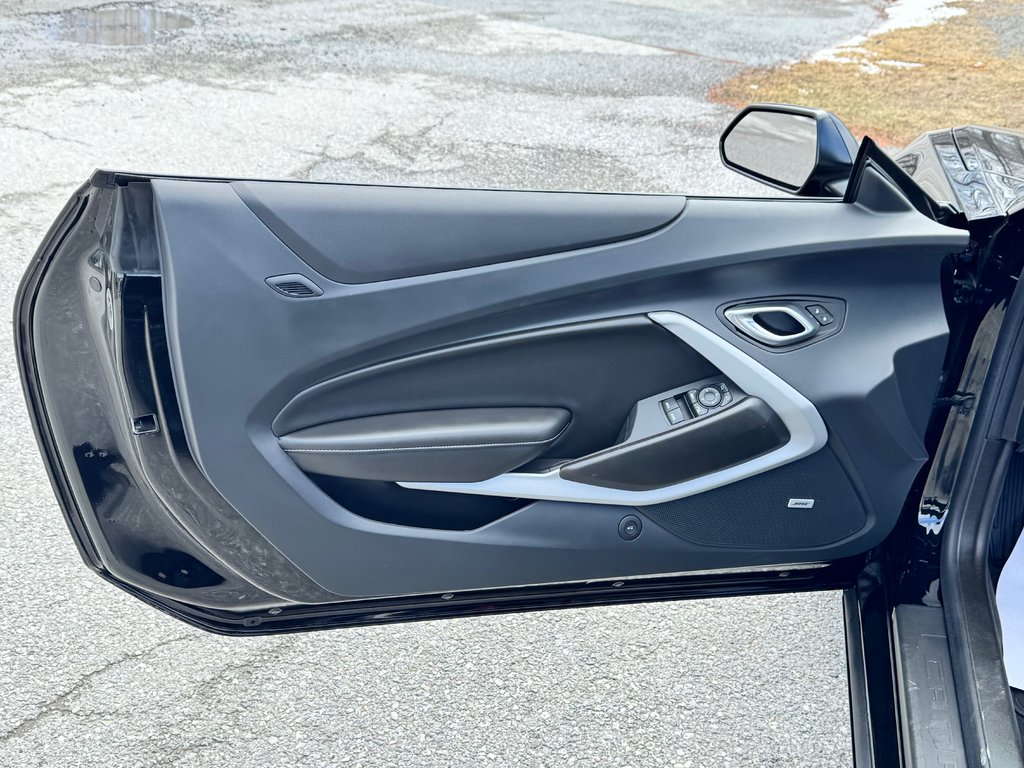 2023 Chevrolet Camaro CONVERTIBLE / BAS KILOMÉTRAGE / MOTEUR 6.2L / JUPE AVANT / IMPECCABLE in Thetford Mines, Quebec - 26 - w1024h768px