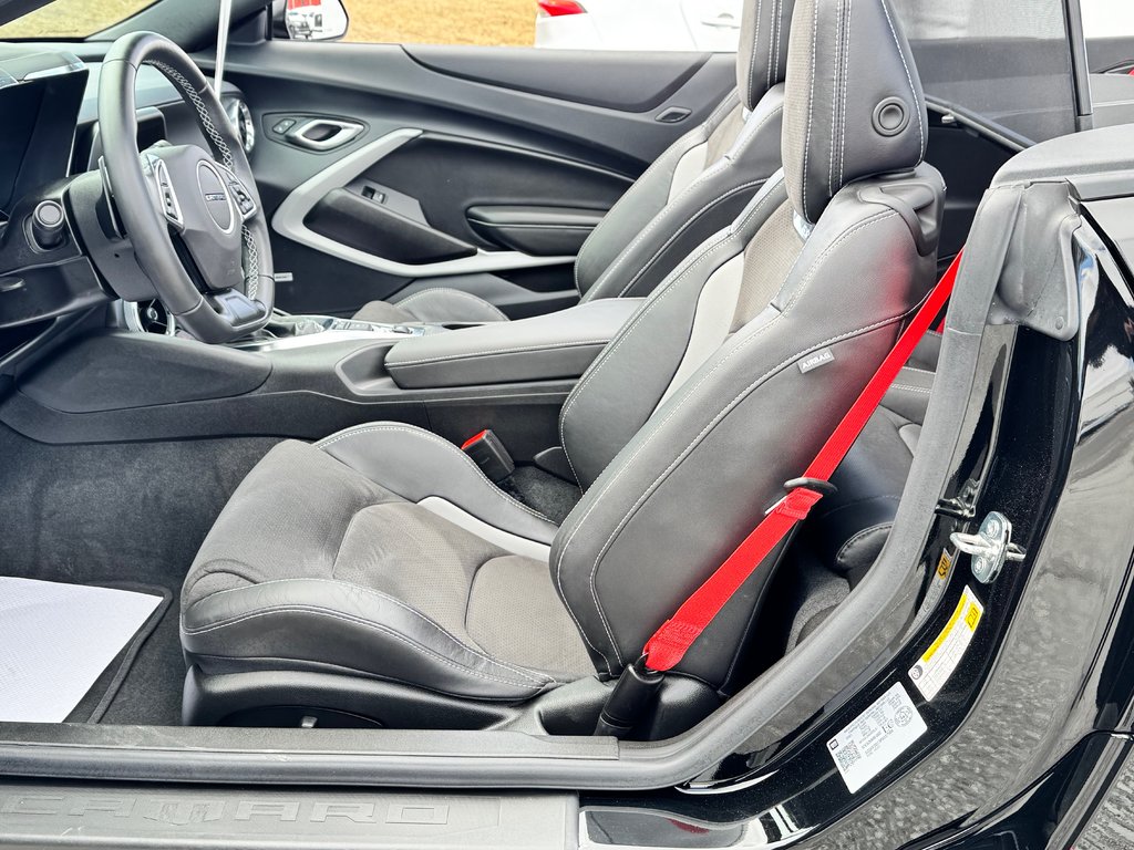 2023 Chevrolet Camaro CONVERTIBLE / BAS KILOMÉTRAGE / MOTEUR 6.2L / JUPE AVANT / IMPECCABLE in Thetford Mines, Quebec - 31 - w1024h768px