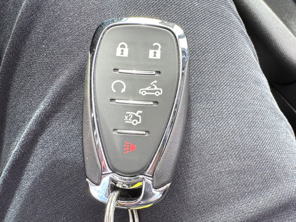 2023 Chevrolet Camaro CONVERTIBLE / BAS KILOMÉTRAGE / MOTEUR 6.2L / JUPE AVANT / IMPECCABLE in Thetford Mines, Quebec - 58 - w1024h768px