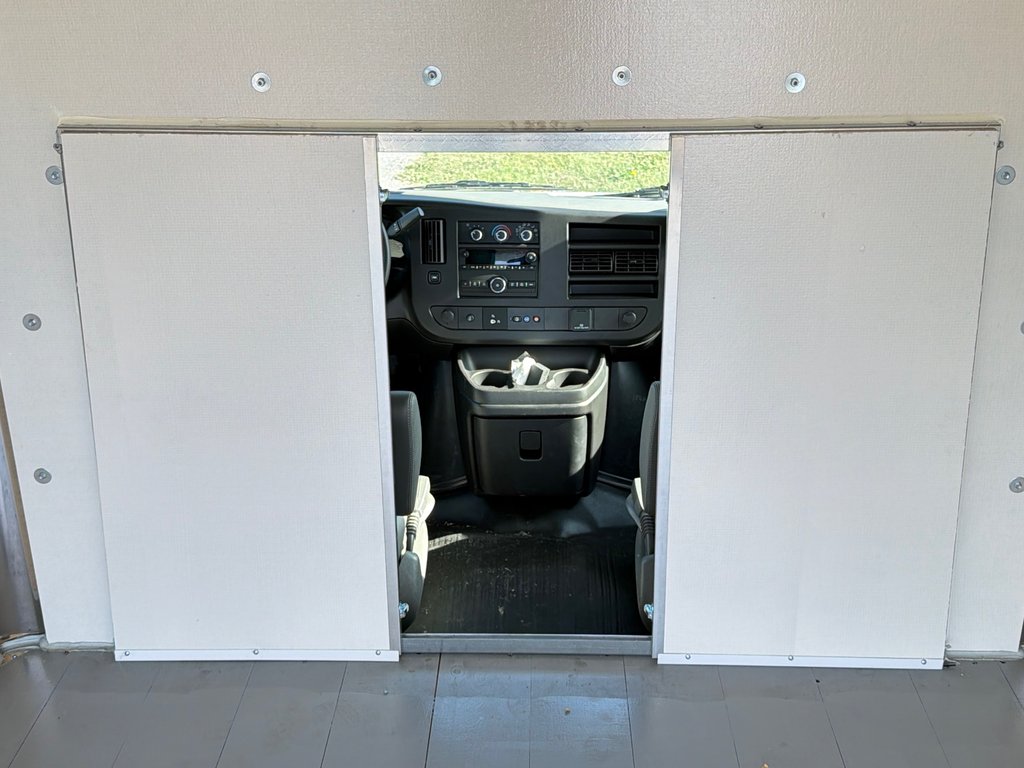 Chevrolet EXPRESS 3500 12 PIEDS BOITE COMME NEUF / SEULEMENT 1 000 KM / WOW !!! 2024 à Thetford Mines, Québec - 39 - w1024h768px