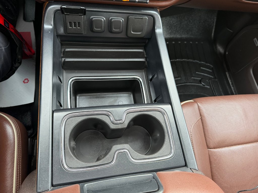 Chevrolet Silverado 1500 HIGH COUNTRY 6.2 / CREW / MARCHEPIEDS / TOILE ET + 2015 à Thetford Mines, Québec - 54 - w1024h768px