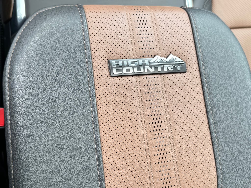 2024 Chevrolet Silverado 2500HD HIGH COUNTRY / MARCHE PIED ÉLECTRIQUE / IMPECCABLE / BAS KILOMÉTRAGE / WOW in Thetford Mines, Quebec - 59 - w1024h768px
