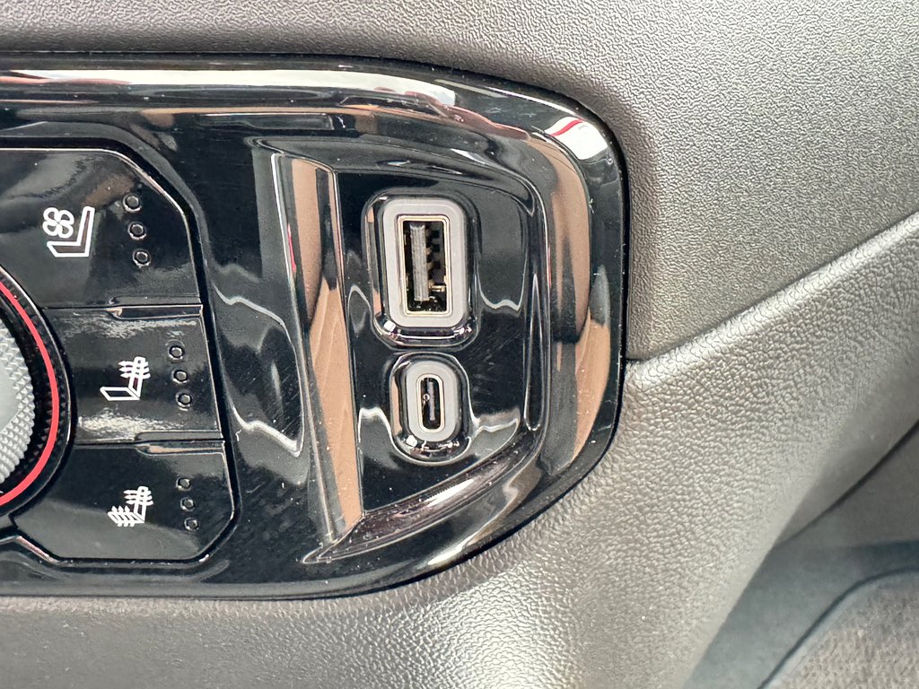 2024 Chevrolet Silverado 2500HD HIGH COUNTRY / MARCHE PIED ÉLECTRIQUE / IMPECCABLE / BAS KILOMÉTRAGE / WOW in Thetford Mines, Quebec - 57 - w1024h768px