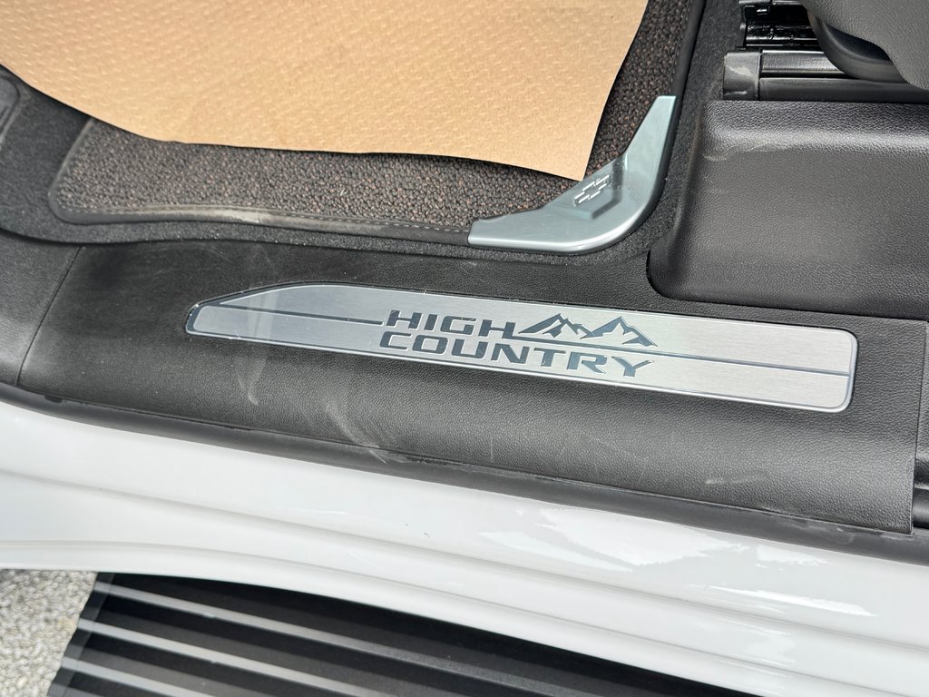 2024 Chevrolet Silverado 2500HD HIGH COUNTRY / MARCHE PIED ÉLECTRIQUE / IMPECCABLE / BAS KILOMÉTRAGE / WOW in Thetford Mines, Quebec - 41 - w1024h768px