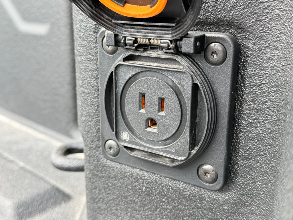 2025 Chevrolet Silverado 2500HD DEMO / Z71 / MARCHE PIED ELECTRIQUE / CAPACITE 22 000 LBS / IMPECCABLE / MAGS 20 CHROME in Thetford Mines, Quebec - 76 - w1024h768px