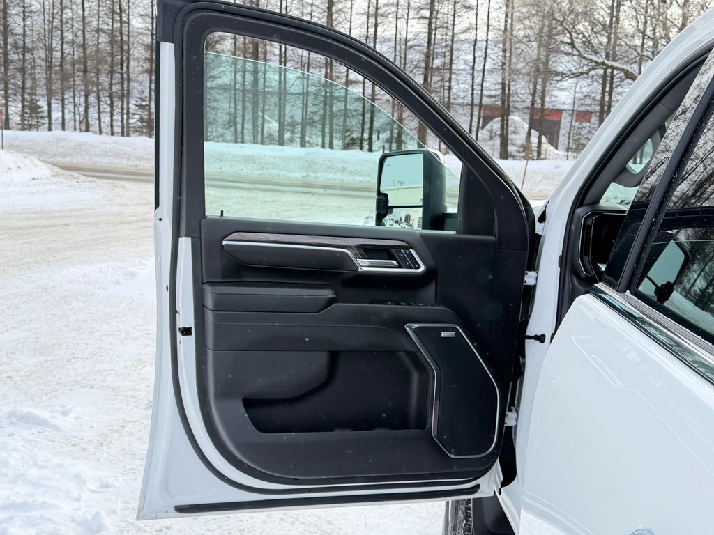 2025 Chevrolet Silverado 2500HD DEMO / Z71 / MARCHE PIED ELECTRIQUE / CAPACITE 22 000 LBS / IMPECCABLE / MAGS 20 CHROME in Thetford Mines, Quebec - 37 - w1024h768px