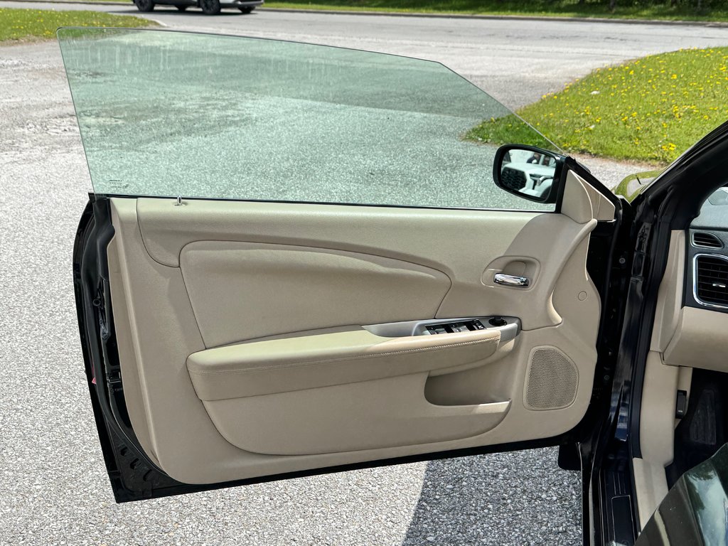 Chrysler 200 CONVERTIBLE / V6 / JAMAIS SORTI L'HIVER / 2011 à Thetford Mines, Québec - 21 - w1024h768px