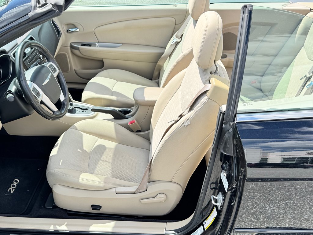 Chrysler 200 CONVERTIBLE / V6 / JAMAIS SORTI L'HIVER / 2011 à Thetford Mines, Québec - 23 - w1024h768px