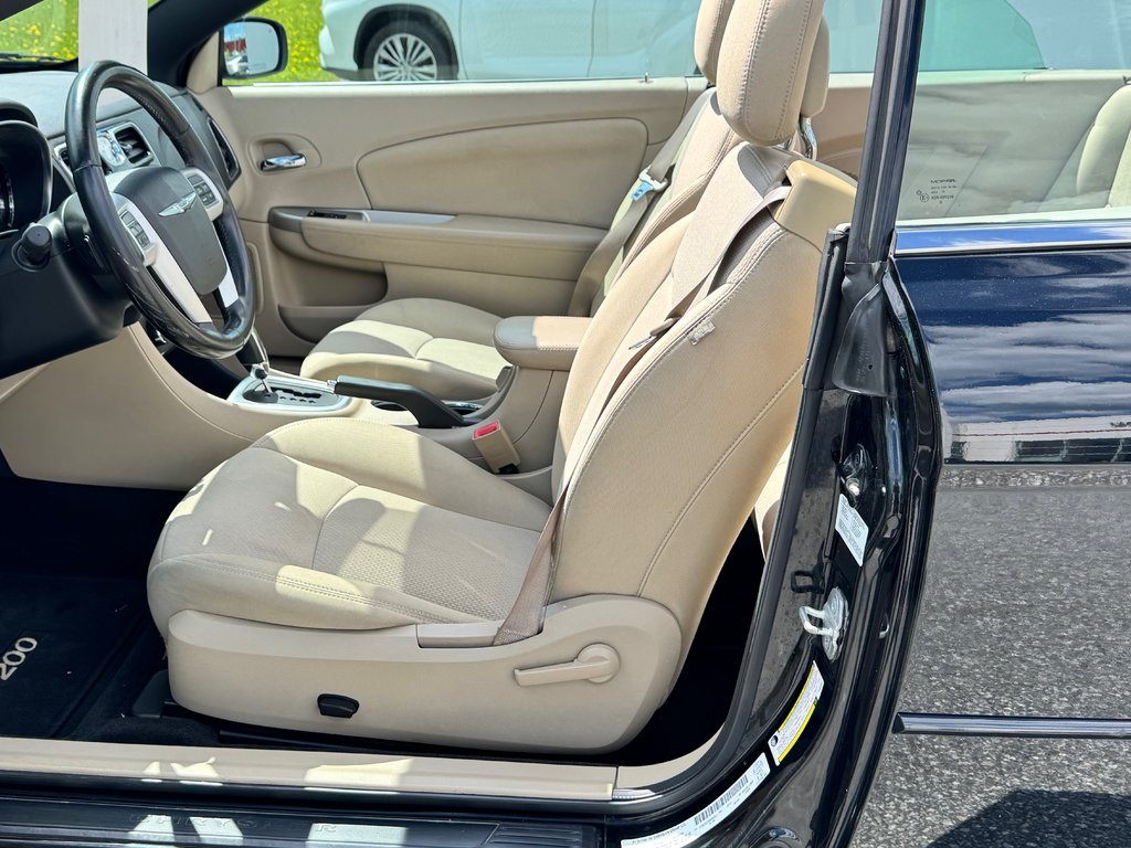 Chrysler 200 CONVERTIBLE / V6 / JAMAIS SORTI L'HIVER / 2011 à Thetford Mines, Québec - 24 - w1024h768px