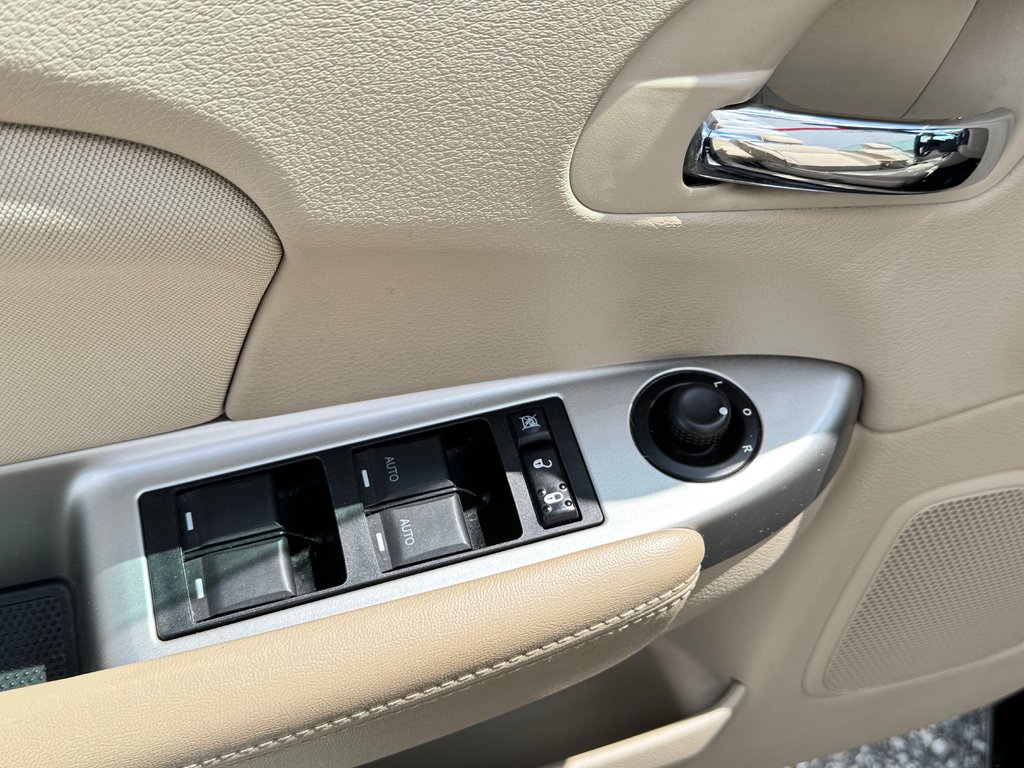 Chrysler 200 CONVERTIBLE / V6 / JAMAIS SORTI L'HIVER / 2011 à Thetford Mines, Québec - 22 - w1024h768px