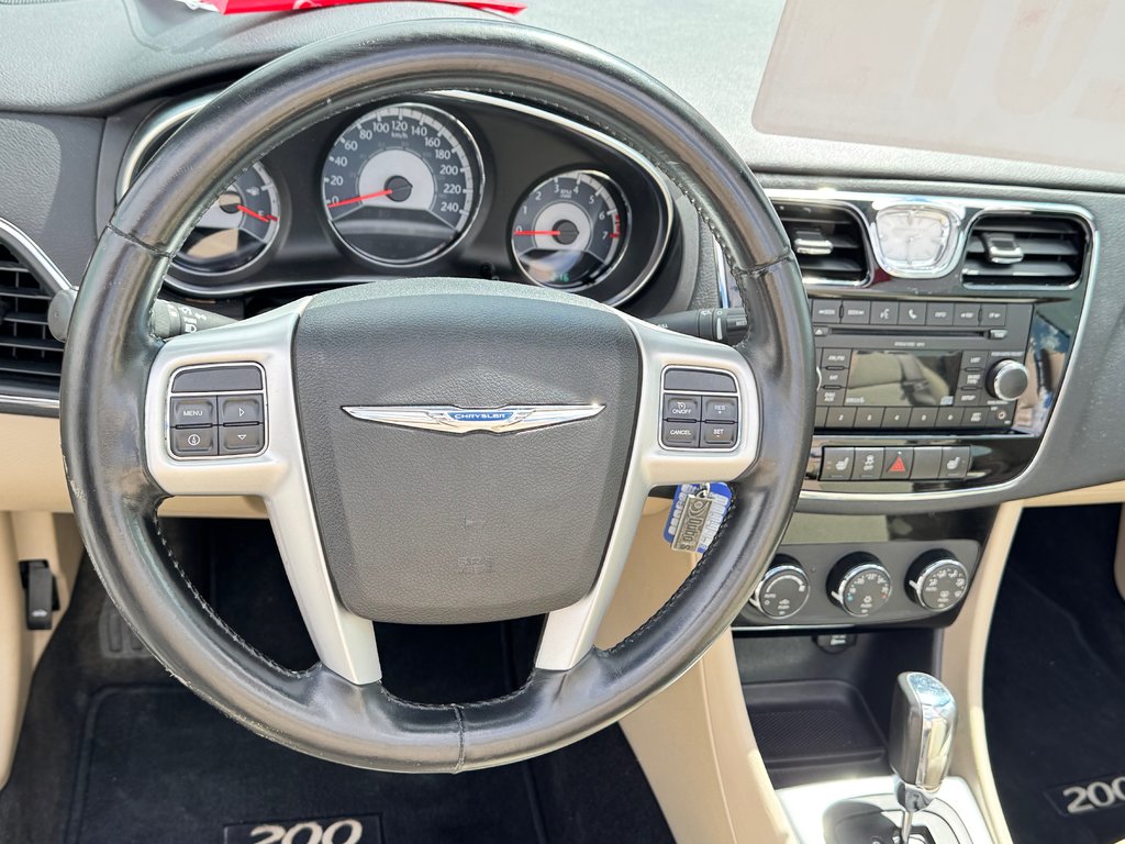 Chrysler 200 CONVERTIBLE / V6 / JAMAIS SORTI L'HIVER / 2011 à Thetford Mines, Québec - 27 - w1024h768px