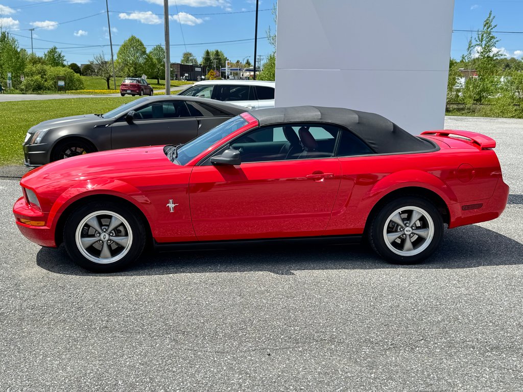 Ford Mustang CONVERTIBLE / ROUGE SUR ROUGE / MOTEUR V6 / MAGS 17 / JAMAIS SORTI L’HIVER 2006 à Thetford Mines, Québec - 55 - w1024h768px