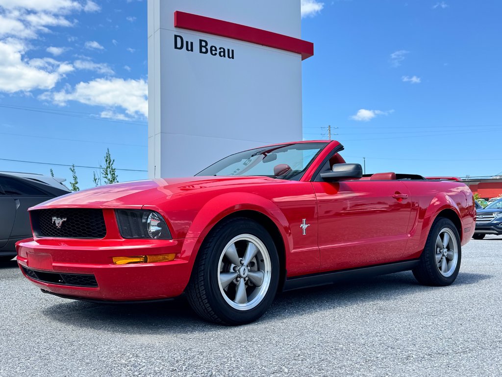 Ford Mustang CONVERTIBLE / ROUGE SUR ROUGE / MOTEUR V6 / MAGS 17 / JAMAIS SORTI L’HIVER 2006 à Thetford Mines, Québec - 1 - w1024h768px