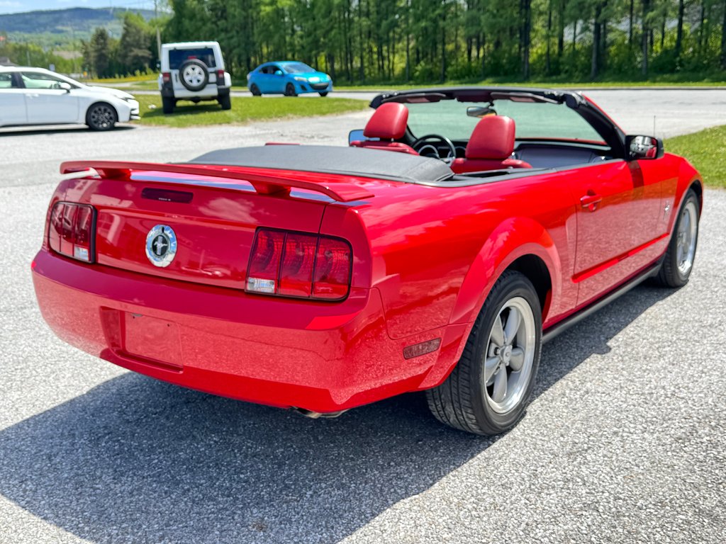 Ford Mustang CONVERTIBLE / ROUGE SUR ROUGE / MOTEUR V6 / MAGS 17 / JAMAIS SORTI L’HIVER 2006 à Thetford Mines, Québec - 4 - w1024h768px
