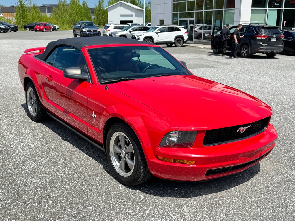 Ford Mustang CONVERTIBLE / ROUGE SUR ROUGE / MOTEUR V6 / MAGS 17 / JAMAIS SORTI L’HIVER 2006 à Thetford Mines, Québec - 51 - w1024h768px