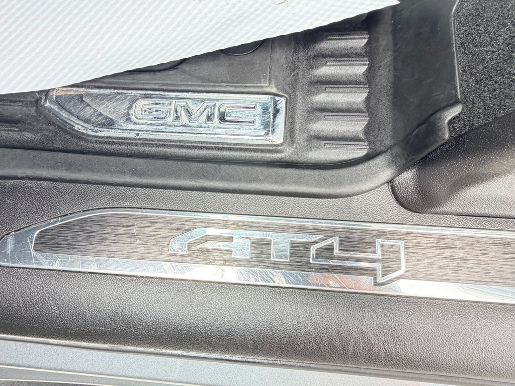 2025 GMC Sierra 1500 AT4 / MOTEUR 3.0L DURAMAX / TRES BAS KM / IMPECCABLE in Thetford Mines, Quebec - 37 - w1024h768px