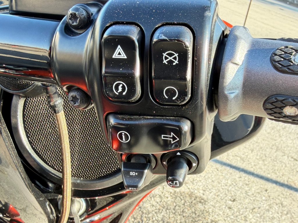 HARLEY DAV FLHXSE STAGE 2 / CVO / IMPECCABLE / ENTRETIEN A JOUR chez le concessionnaire / PRET POUR LA SAISON 2017 à Thetford Mines, Québec - 35 - w1024h768px