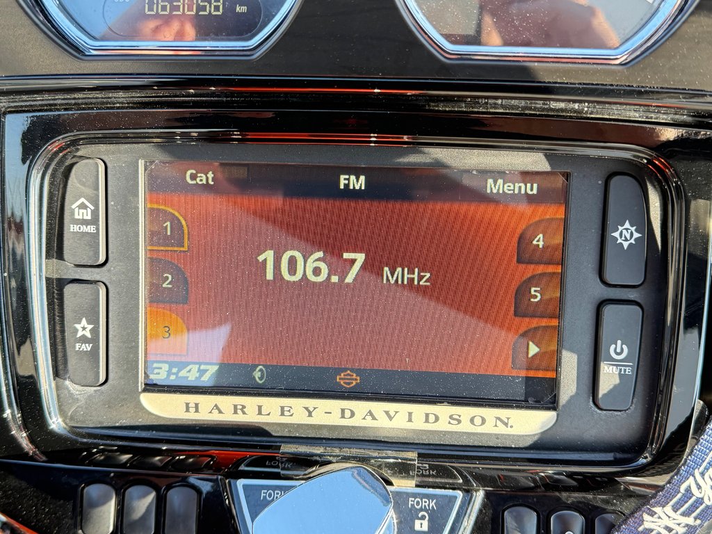 HARLEY DAV FLHXSE STAGE 2 / CVO / IMPECCABLE / ENTRETIEN A JOUR chez le concessionnaire / PRET POUR LA SAISON 2017 à Thetford Mines, Québec - 33 - w1024h768px