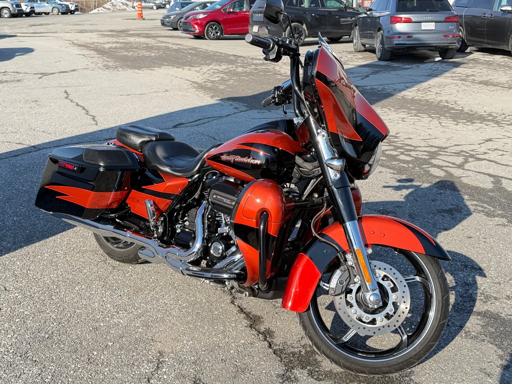 HARLEY DAV FLHXSE STAGE 2 / CVO / IMPECCABLE / ENTRETIEN A JOUR chez le concessionnaire / PRET POUR LA SAISON 2017 à Thetford Mines, Québec - 3 - w1024h768px