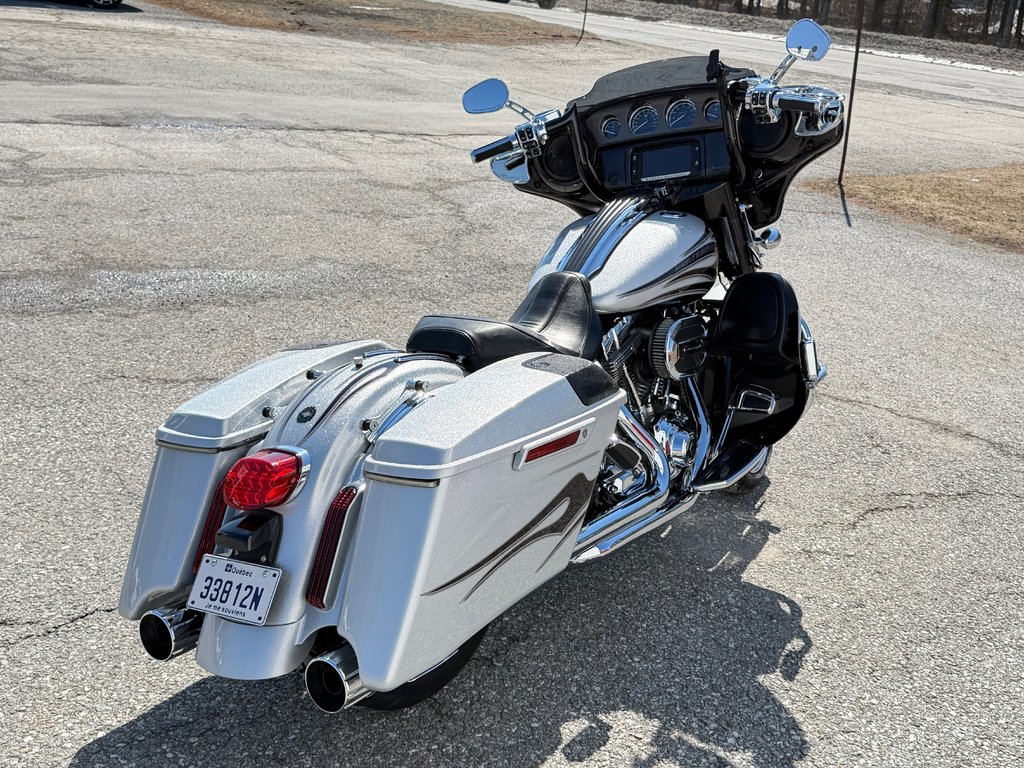 2015 Harley-Davidson FLHXSE STREET GLIDE / CVO - SCREAMING EAGLE / FLHXSE / in Thetford Mines, Quebec - 4 - w1024h768px