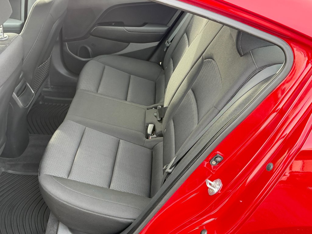 Hyundai Elantra GL / AUTOM / TRÈS BAS KILOS 70.200KM WOW !!!!!! / 2018 à Thetford Mines, Québec - 52 - w1024h768px