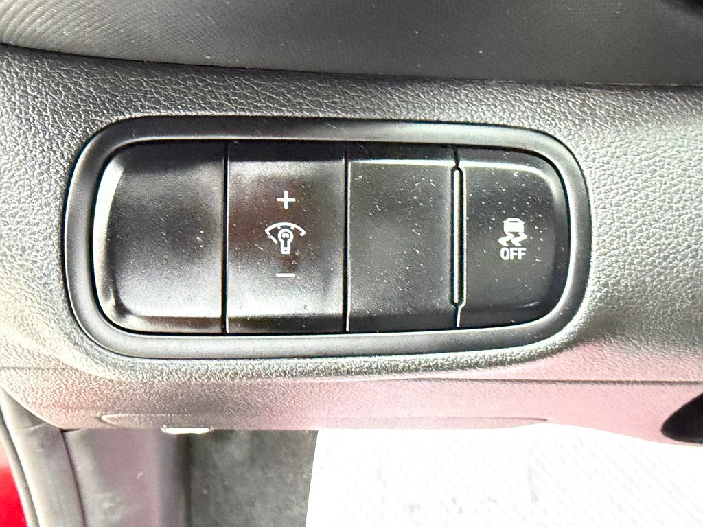 2021 Hyundai Venue Essential / AUTOM / BEAU - BON - PAS CHER / in Thetford Mines, Quebec - 24 - w1024h768px