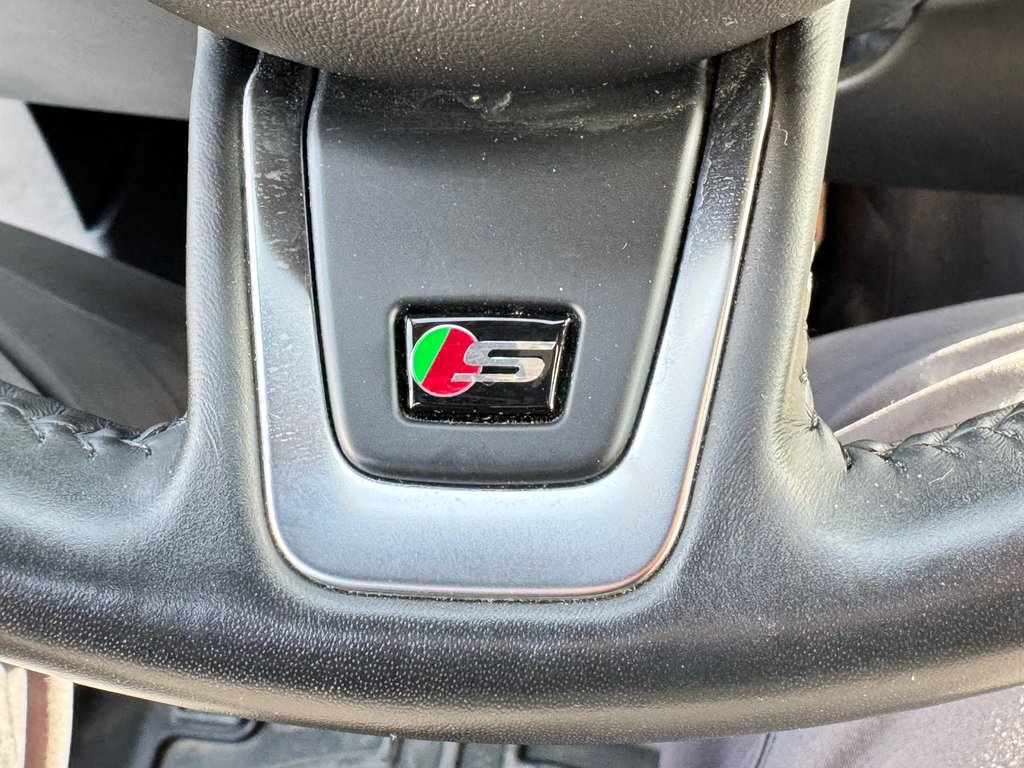Jaguar F-PACE S PACE / TRÈS PROPRE / INSPECTÉ / TRÈS RARE / 2018 à Thetford Mines, Québec - 48 - w1024h768px