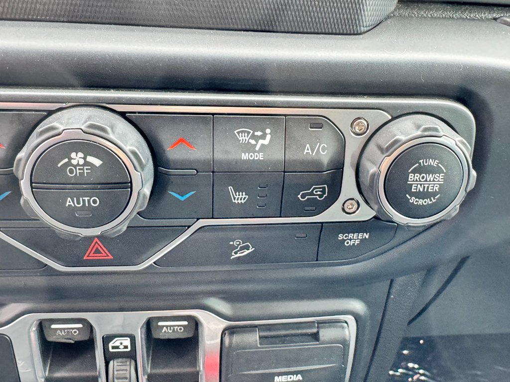 Jeep Wrangler Unlimited SAHARA / 2 TOIT / PRIX IMBATTABLE / 2019 à Thetford Mines, Québec - 43 - w1024h768px