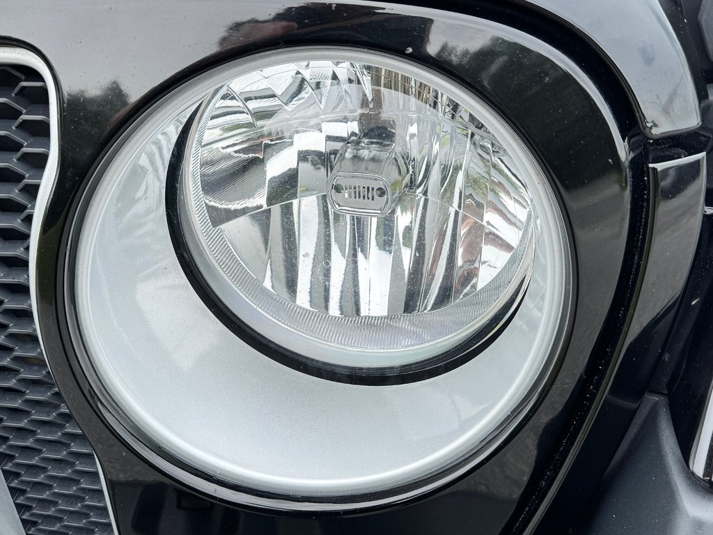 Jeep Wrangler Unlimited SAHARA / 2 TOIT / PRIX IMBATTABLE / 2019 à Thetford Mines, Québec - 10 - w1024h768px