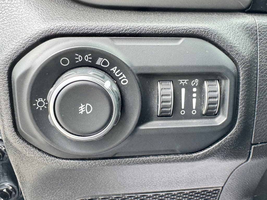Jeep Wrangler Unlimited SAHARA / 2 TOIT / PRIX IMBATTABLE / 2019 à Thetford Mines, Québec - 31 - w1024h768px
