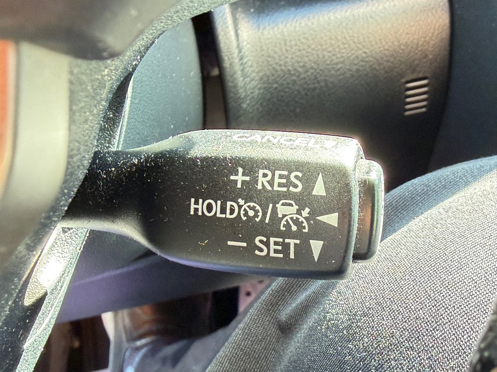 2017 Lexus IS 300 in Thetford Mines, Quebec - 37 - w1024h768px